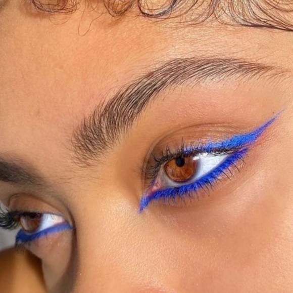 Romantic Beauty Blue Eyeliner. - Picture 3 of 3